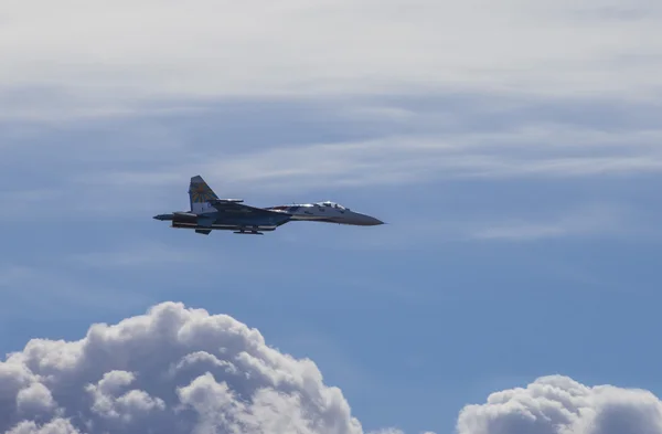 曲技飛行チーム「アマツバメ」空の空気で表示、「軍事サービス契約 - あなたの選択!」、サンクトペテルブルク — ストック写真