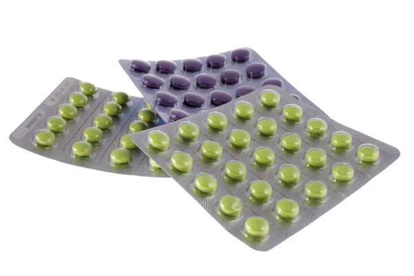 Comprimidos em embalagem isolada sobre fundo branco — Fotografia de Stock