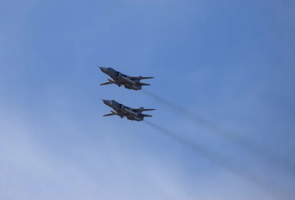 Militärflugzeuge am Himmel auf einer Flugschau, "Militärdienstvertrag - Ihre Wahl! , st. petersburg — Stockfoto