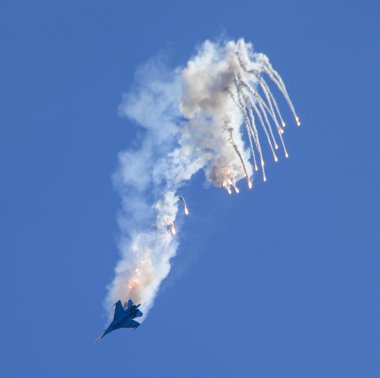 Askeri uçak gökyüzünde bir Air show, 