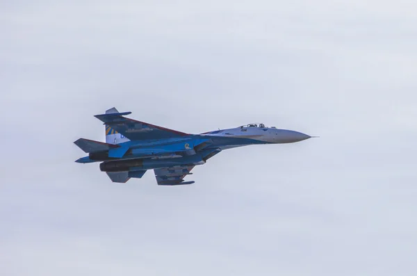 Askeri uçak gökyüzünde bir Air show, "Askeri hizmet sözleşmesi - seçiminizi!", St Petersburg — Stok fotoğraf