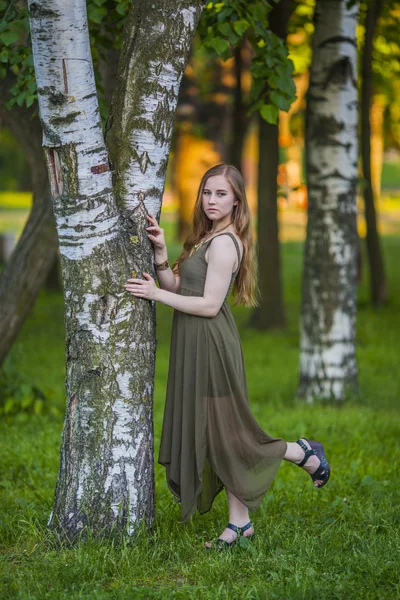 Chica rusa posando en el parque sobre el telón de fondo de abedules — Foto de Stock