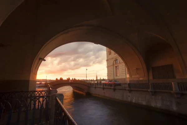 Rusland. Sint-Petersburg. Weergave van de Peter en Paul Fortress uit de Hermitage brug over het kanaal van de Winter — Stockfoto