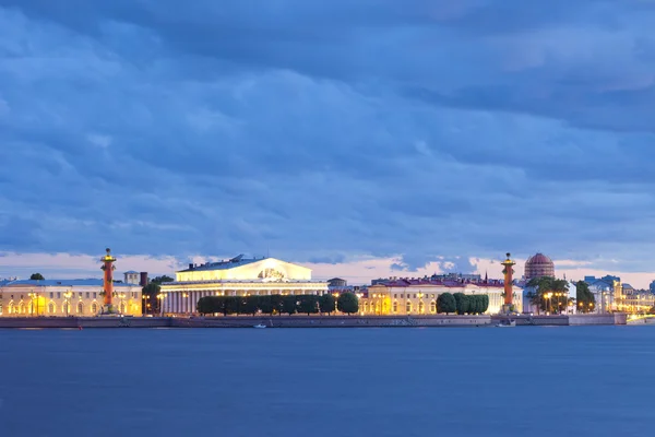 Russland. St. petersburg. Blick auf die Nehrung der Vasilyevsky Insel — Stockfoto