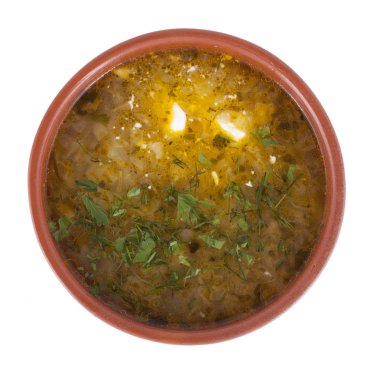 Lahana turşusu beyaz bir arka plan üzerinde kahverengi bir kase çorba