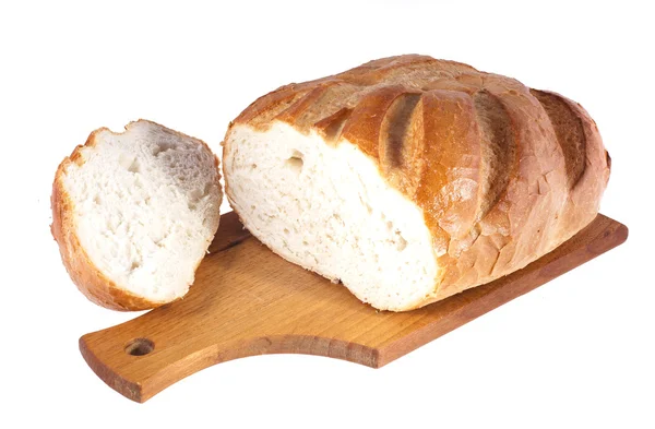 Шматочок, вирізаний з хліба на обробній дошці, ізольований на білому тлі — стокове фото