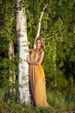 Sarı elbise ayakta huş adlı genç kız