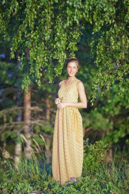 Sarı elbise ayakta huş adlı genç kız