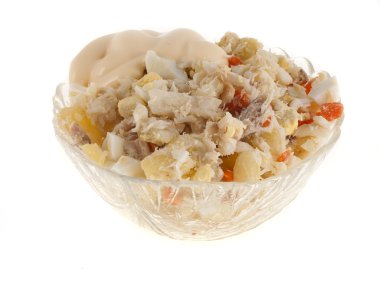 Beyaz zemin üzerinde bir kasede balık salatası