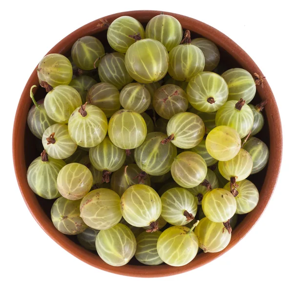 Reife Stachelbeeren in einer braunen Schüssel isoliert auf weißem Hintergrund — Stockfoto