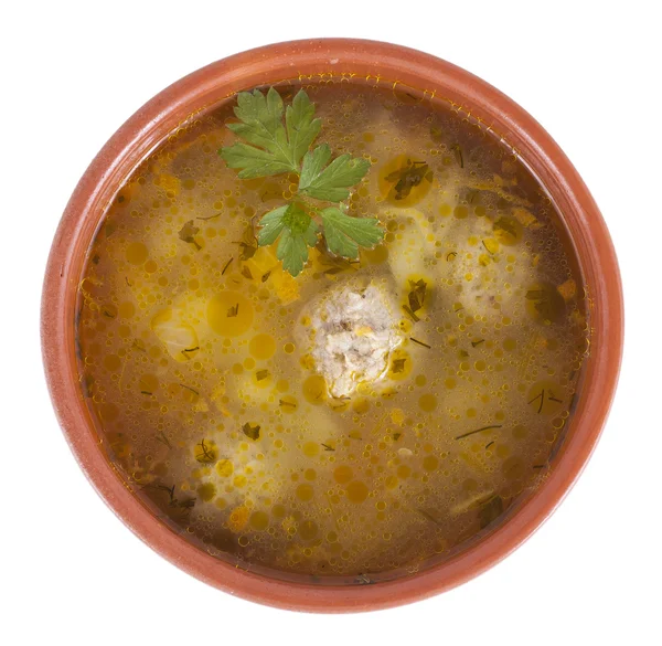 Sopa con albóndigas en un bol marrón sobre un fondo blanco —  Fotos de Stock