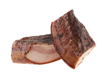 İki dilim pastırma beyaz bir arka plan üzerinde