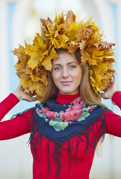 Retrato de una joven rusa con una corona de hojas de otoño en la cabeza — Foto de Stock