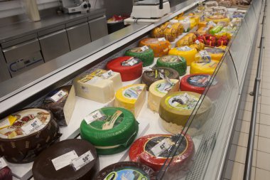 üstünde belgili tanımlık sayaç depodaki peynir