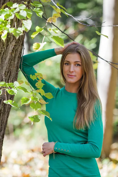 Retrato de una joven sobre el fondo de las hojas de otoño — Foto de Stock