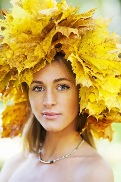 Retrato de una joven rusa con una corona de hojas de otoño en la cabeza — Foto de Stock