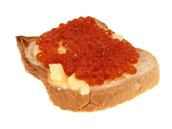 Beyaz arka plan üzerinde izole kırmızı havyar ile sandviç — Stok fotoğraf