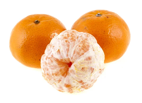 Tres mandarinas amarillas, aisladas sobre un fondo blanco —  Fotos de Stock