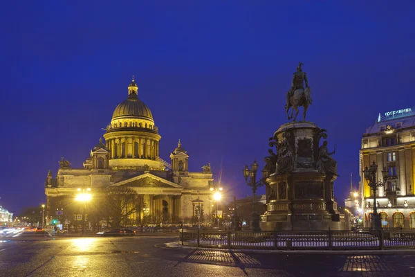 La Russie. Saint-Pétersbourg. Place Saint-Isaac. Monument à Nicolas Ier et à la cathédrale d'Isaac — Photo