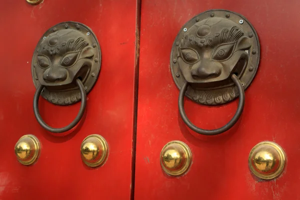 Porte rouge décorations métalliques chinoises — Photo