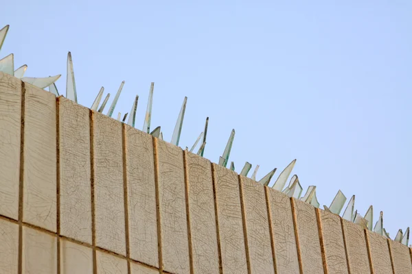 Verre cassé sur le mur — Photo