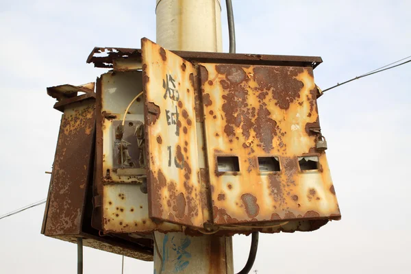 Rostig elektriska mätaren box — Stockfoto