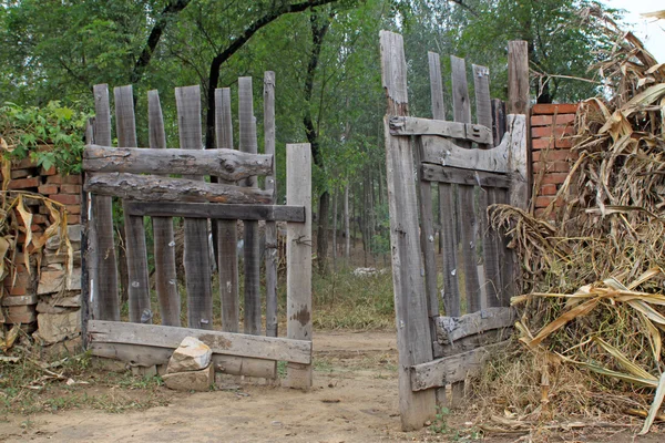 シンプルな木製の門 — ストック写真