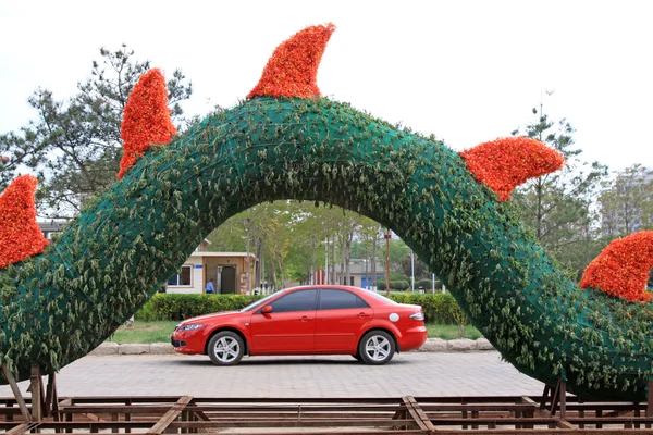 Drachenskulptur und Auto — Stockfoto