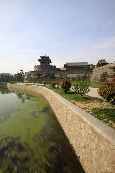 Arquitectura tradicional china antigua en la ciudad — Foto de Stock