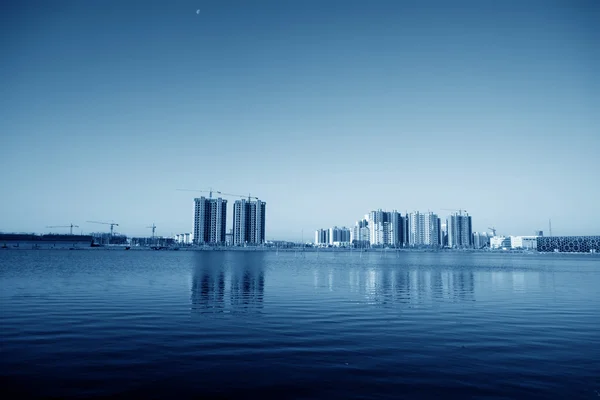 高層ビル湖で — ストック写真