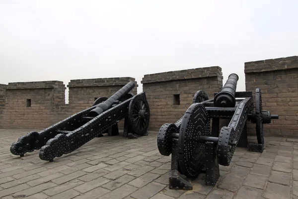 Canhões de ferro na parede da fortaleza — Fotografia de Stock