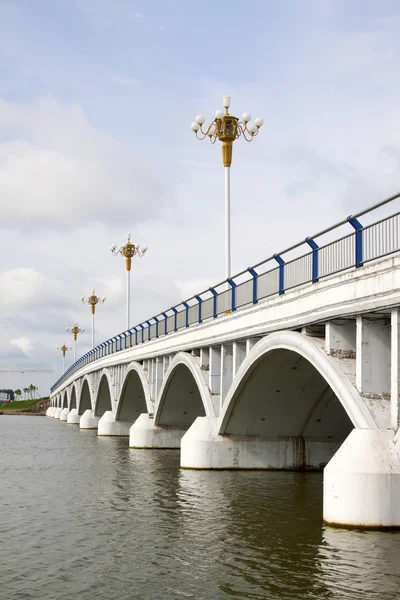 川と橋の街路灯 — ストック写真