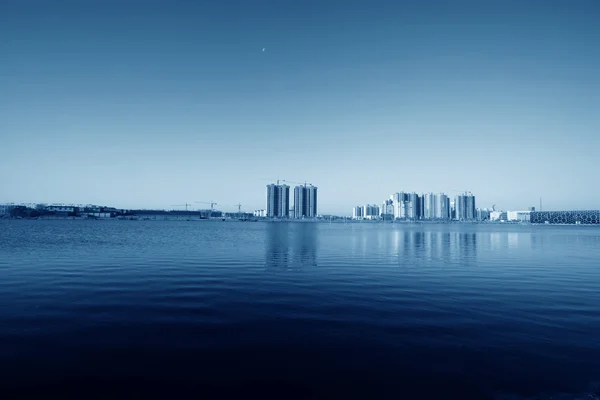 Высокие здания у озера — стоковое фото