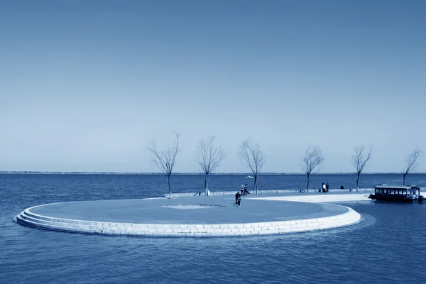 Paisagem lago sob o céu azul — Fotografia de Stock