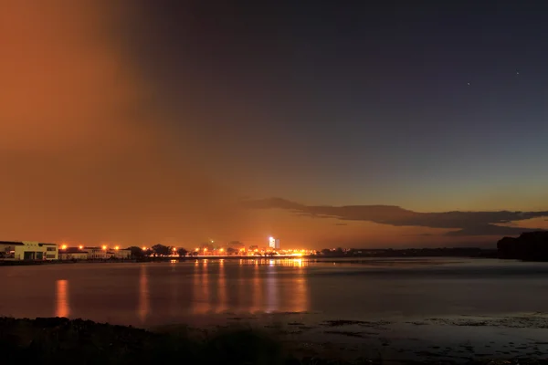 Işıklı nehir gece sahne — Stok fotoğraf