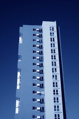Mavi gökyüzü altında bina şehir