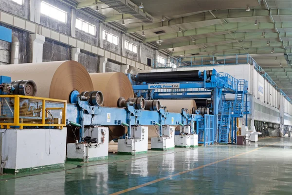Linii produkcyjnej w fabryce papieru — Zdjęcie stockowe