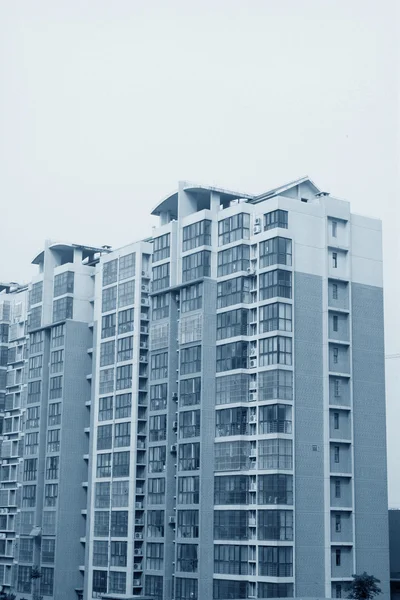 Nuevo edificio residencial de alta — Foto de Stock