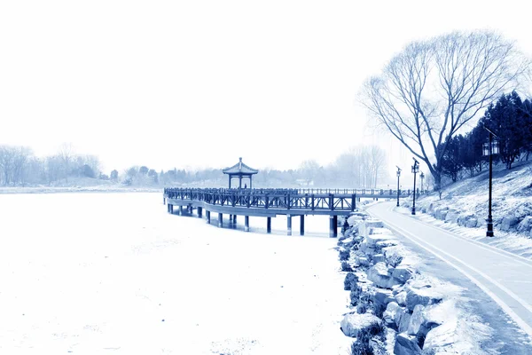 Ponte de madeira na neve — Fotografia de Stock