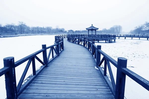 Wooden bridge in the snow — Stock Photo, Image