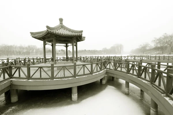 Pavilhão e ferroviário em um parque, arquitetura tradicional chinesa s — Fotografia de Stock