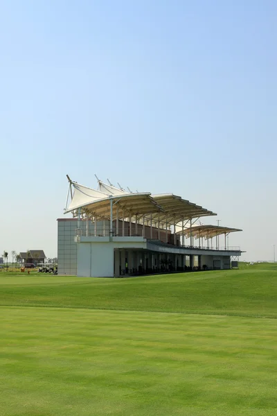 Здания на поле для гольфа — стоковое фото