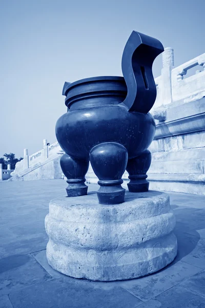 Триногий чайник в китайському храмі — стокове фото