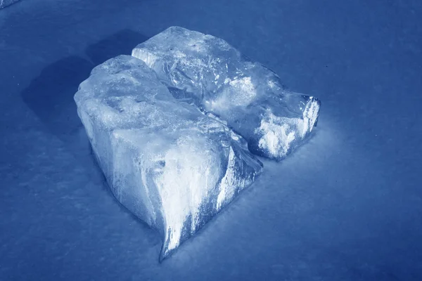 Cubo de hielo en agua — Foto de Stock