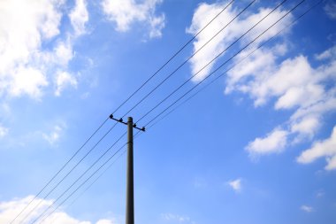  telleri ile telgraf direği