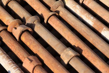 bir şantiye bileşenlerinde çelik boru