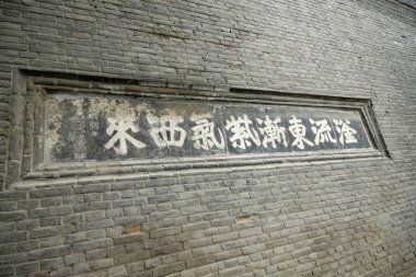 Klasik metin heykel bir parkta eski gri duvar 