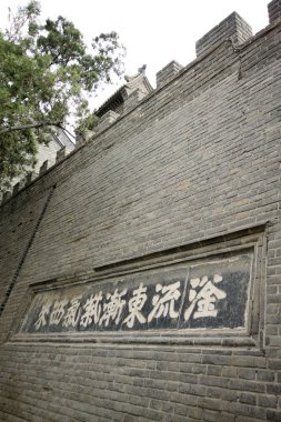 Klasik metin heykel bir parkta eski gri duvar 