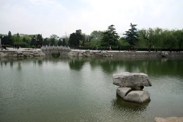 Architektura krajobrazu wody w parku — Zdjęcie stockowe