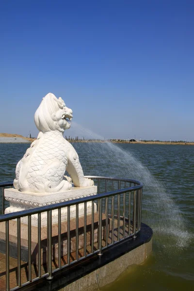 Modelagem de leão de dispositivo hidráulico em um parque — Fotografia de Stock